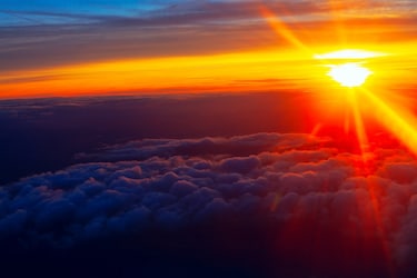  इस शोध में बादलों (Clouds) में अवलोकित की गईं विविधताओं और पृथ्वी के ऊर्जा बजट (Energy Budget of Earth) का सैद्धांतिक रूस से और डैनिश प्रयोगशाला के प्रयोगों में संबंध पाया गया. इस अध्ययन ने दर्शाया कि कैसे कॉस्मिक विकिरणें (Cosmic Rays) सभी अहम ऐरोसॉल बनाने में मदद करती है. इसके अलावा ये विकिरण बादलों के संघनित करने वाला केंद्रकों की वृद्धि को तेज करने में भी सहायक होते हैं. (प्रतीकात्मक तस्वीर: shutterstock)