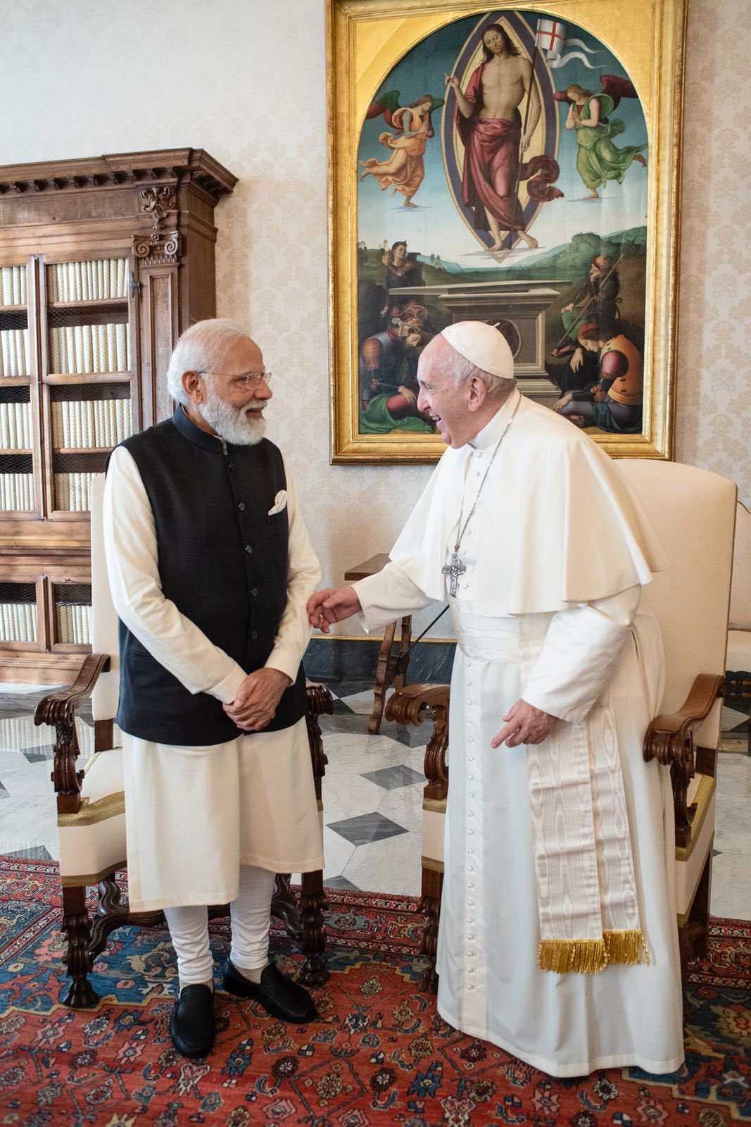  प्रधानमंत्री नरेंद्र मोदी ने वैटिकन में पोप फ्रांसिस के साथ मुलाकात की तस्वीरें साझा करते हुए कहा, 'पोप फ्रांसिस के साथ गर्मजोशी भरी मुलाकात हुई, जिसमें उनके साथ विविध विषयों पर चर्चा की और भारत आने का भी न्योता दिया'