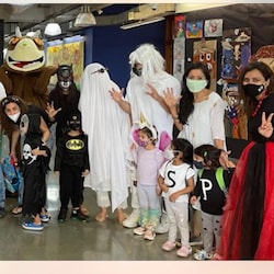  इंस्टाग्राम पर सोहा अली ने हैलोवीन कॉस्टयूम (Halloween Costume) में कई सारी तस्वीरें साझा की हैं. जिसमें बच्चों ने कई अलग-अलग तरह की ड्रेस पहनी हुई हैं और साथ में मास्क भी लगाया हुआ है. आप भी बच्चोंं को ऐसे ही तैयार कर सकते हैं. (Image- Instagram/sakpataudi)