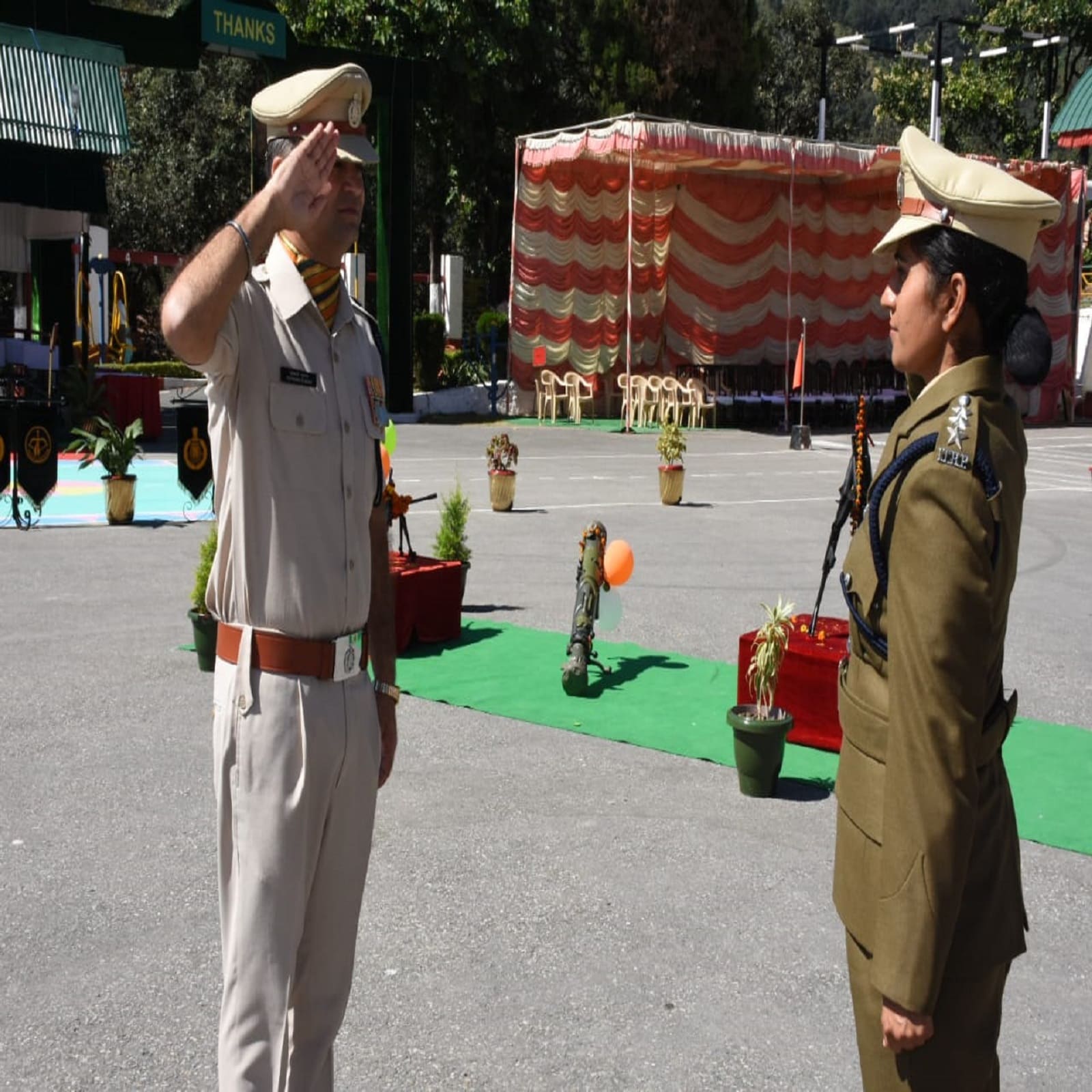 ITBP अकादमी, मसूरी में पासिंग आउट परेड के दौरान डिप्टी कमांडेंट (पति) डॉ अश्विनी कुमार को सेल्यूट करती पासिंग आउट डॉ पूनम धमातिया (पत्नी) एसी/एमओ. भारत-तिब्बत सीमा पुलिस, पासिंग आउट परेड, सरदार पटेल कोविड केयर सेंटर, एसपीसीसीसी, राधा स्वामी ब्यास, कोविड मरीज, Indo-Tibetan Border Police, ITBP, Sardar Patel Covid Care Centre, SPCCC, Radha Soami Beas Chhatarpur, COVID-19