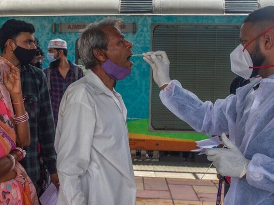 एक्सपर्ट्स ने त्योहारी मौमस में विशेष खयाल रखने की अपील की है. (फाइल फोटो: AP)