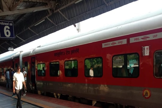 ट्रेन में सफर करने वाले लोगों को ट्रेन में फिर से खाने की व्यवस्था होगी, अंबाला रेलवे स्टेशन में इसकी तैयारी शुरू हो गई है. (File Photo)
