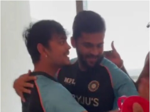 T20 World Cup 2021: न्यूजीलैंड के खिलाफ मैच से पहले ईशान किशन और शार्दुल ठाकुर डांस करते नजर आए (Ritika Sajdeh/Instagram)