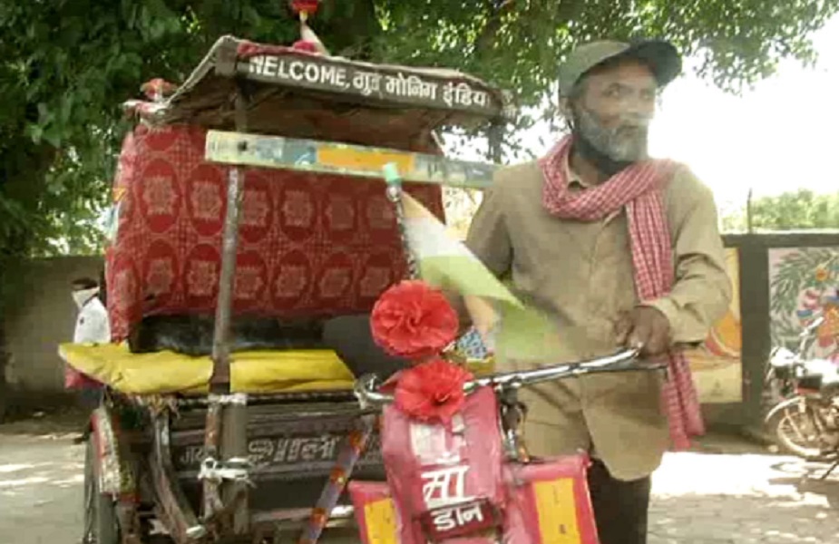  मनोज विगत 40 साल से रिक्शा चला रहे हैं. शहर में जहां कहीं से भी उनका  रिक्शा गुजरता है हर किसी का ध्यान अपनी ओर खींच लेता है.