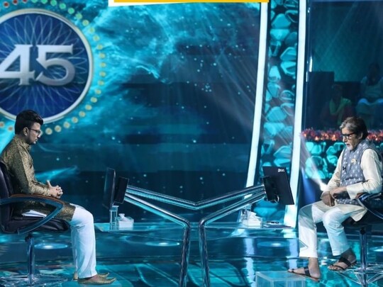 बिग बी के सामने हॉट सीट पर बैठे आगरा के अनुज अग्रवाल. (Photo @sonytvofficial/instagram)