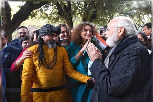 G 20 Summit PM Narendra Modi in Italy visited Piazza Gandhi in Rome - G-20  Summit: जब रोम में शख्स ने पूछा &#39;नरेंद्र भाई केम छो&#39; तो पीएम मोदी ने भी दिया