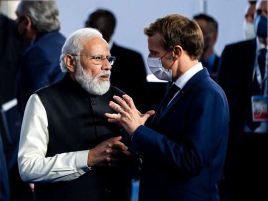 फ्रांस के राष्ट्रपति एमैनुअल मैक्रों के साथ प्रधानमंत्री नरेंद्र मोदी. (फोटो: AP)