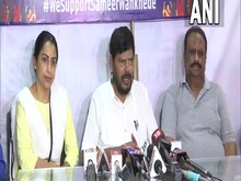 आठवले से मिली समीर वानखेड़े की फैमिली, मंत्री बोले- नवाब मलिक साजिश बंद करें