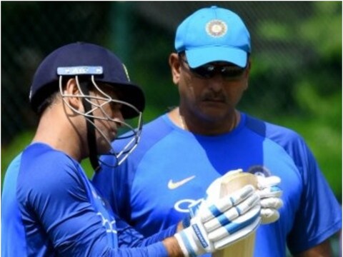 रवि शास्त्री में एमएस धोनी को सफेद गेंद का महानतम कप्तान बताया है (PIC: AFP)

