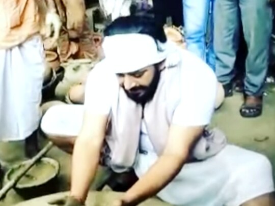 Ravi kishan ने कुम्हार की चाक पर बनाए मिट्टी के बर्तन.