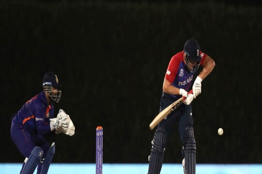 ICC T20 World Cup के वार्म अप मैच में विकेट के पीछे ऋषभ पंत का कमेंट सुर्खियां बटोर रहा है (PIC : AP)