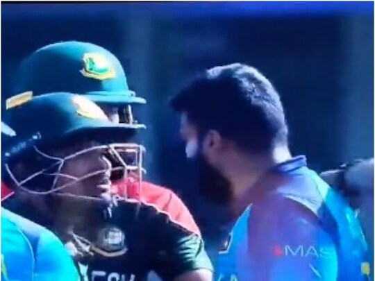 SL vs BAN T20 World Cup: बांग्लादेश और श्रीलंका के बीच चल रहे मुकाबले में मैदान पर दो खिलाड़ियों के बीच धक्कामुक्की हो गई. (PC- Rishi video grab)