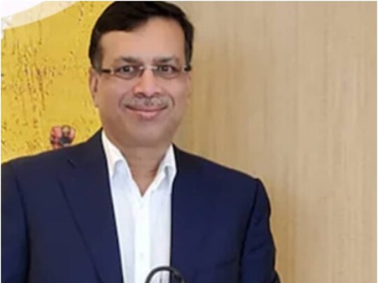 IPL 2022 Team Auction: संजीव गोयनका ने सबसे ज्यादा बोली लगाकर लखनऊ फ्रेंचाइजी खरीद ली है. (RP Sanjiv Goenka Group/Instagram)