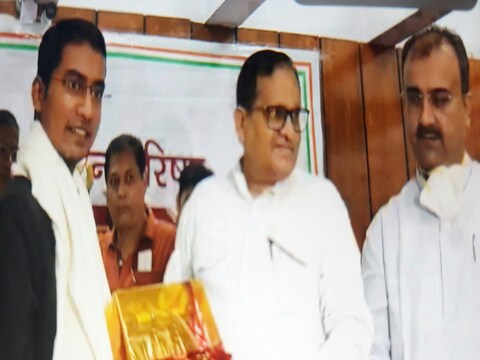 बिहार विधान परिषद में सभापति अवधेश नारायण सिंह ने यूपीएससी टॉपर शुभम कुमार को सम्मानित किया. 