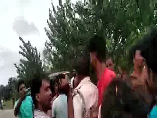 मुखिया के जीते प्रत्याशी के समर्थक विजय जुलूस निकाल रहे थे और डीजे बजा रहे थे, पुलिस ने इसे रोकने का प्रयास किया तो वो आक्रोशित हो गये