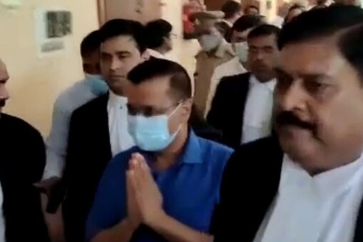 Delhi cm Arvind Kejriwal gets bail from sultanpur mp mla court upns - UP: सुलतानपुर  कोर्ट में पेश हुए दिल्ली के CM अरविंद केजरीवाल, एक मुकदमे में मिली जमानत –  News18 Hindi