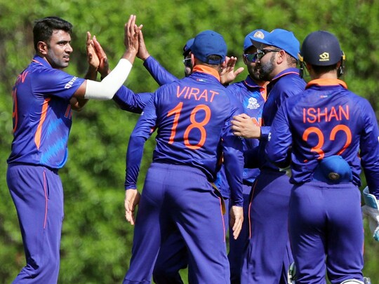टीम इंडिया को स्कॉटलैंड और नामीबिया से बचे दो मैच में भिड़ना है. टीम को अगर सेमीफाइनल में पहुंचना है तो दोनों मैच ही नहीं जीतने हैं. उसकी अफगानिस्तान और न्यूजीलैंड के परिणाम पर भी नजर है. यदि अफगानिस्तान की टीम न्यूजीलैंड को हरा देती है तो टीम इंडिया को अंतिम-4 में पहुंचने का मौका मिल सकता है. (AP)