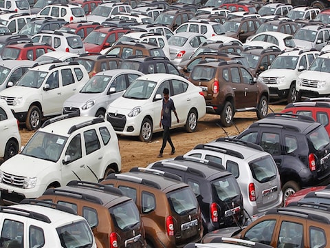 दिल्ली के करोलबाग में देश का सबसे बड़ा सेकंड हैंड कार मार्केट है.