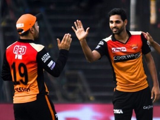 भुवनेश्वर कुमार ने अंतिम ओवर में आरसीबी को 13 रन बनाने से रोका था. (AFP)