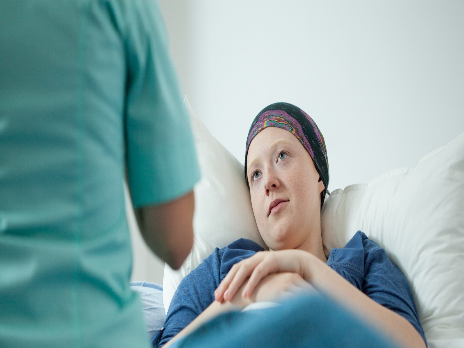 कैंसर के एडवांस्ड स्टेज वाले भी बहुत से मरीज सर्जरी नहीं करा पाए, जबकि उन्हें तत्काल जरूरत थी. (प्रतीकात्मक फोटो- Shutterstock)