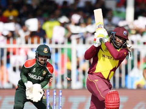 क्रिस गेल को T20 वर्ल्ड कप के मुकाबले में बांग्लादेश के ऑफ स्पिनर मेहदी हसन ने बोल्ड कर दिया. (AFP)