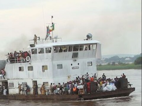 क्षमता से ज्यादा मुसाफिरों को ले जा रही नाव नदी में पलटी. (FILE PHOTO)