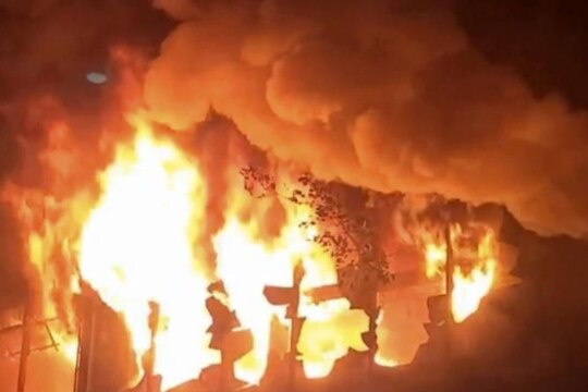 शॉर्ट सर्किट से घर में लगी आग. एक ही परिवार के 4 लोगों की मौत. (सांकेतिक तस्वीर)