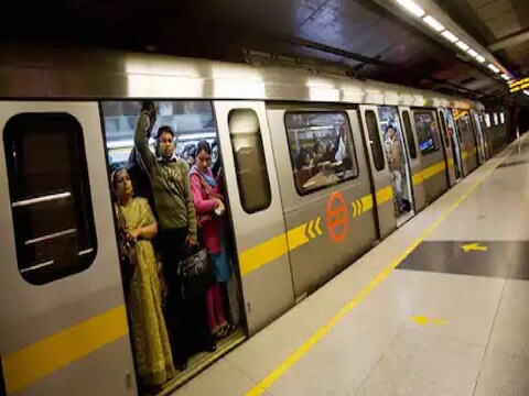 कोरोना नियमों का उल्‍लंघन करने पर दिल्‍ली मेट्रो में पेनल्‍टी लगेगी. 