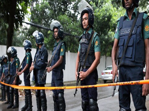 उपद्रवियों की पुलिस के साथ झड़प भी हुई है.