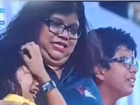 एमएस धोनी के विजयी चौका जड़ने के बाद उनकी नन्‍ही फैंन (pc: video screenshot)