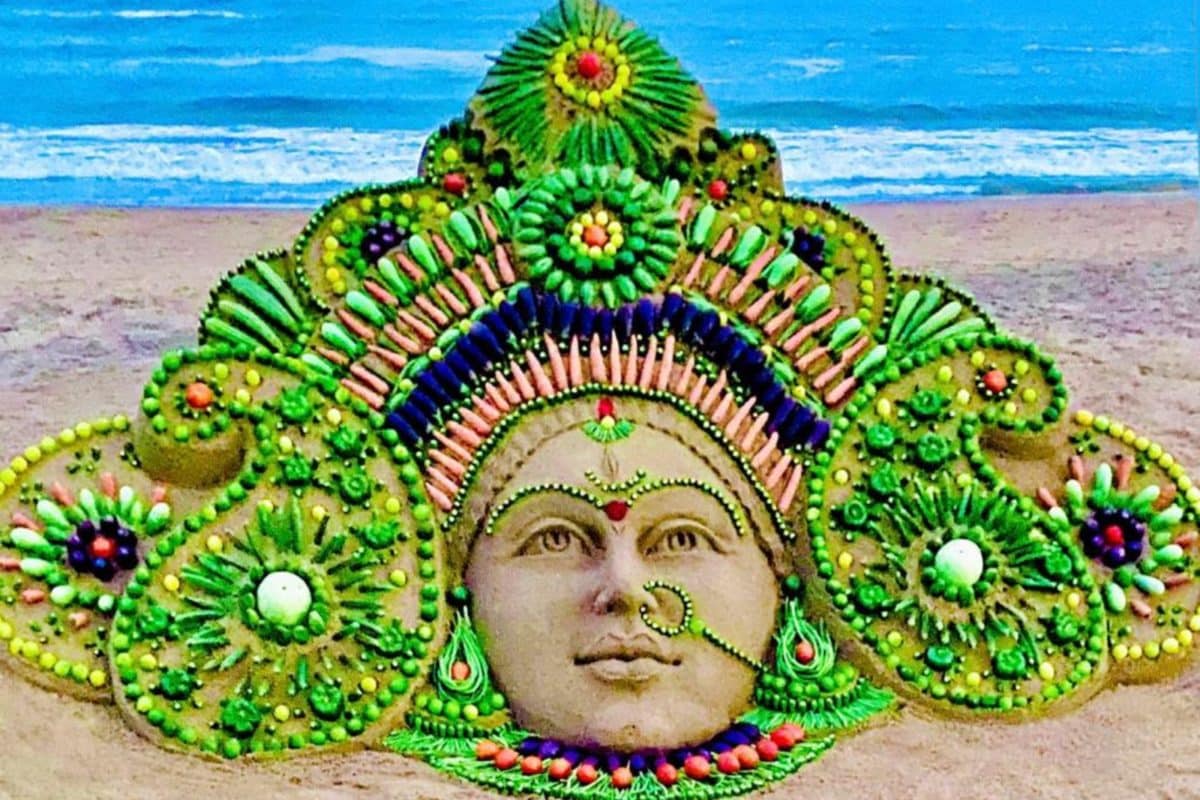 गाजर-बैंगन सहित 12 सब्जियों से बनी मां दुर्गा की मूर्ति, पहनाए टमाटर के झुमके गाजर-बैंगन सहित 12 सब्जियों से बनी मां दुर्गा की मूर्ति, पहनाए टमाटर के झुमके
