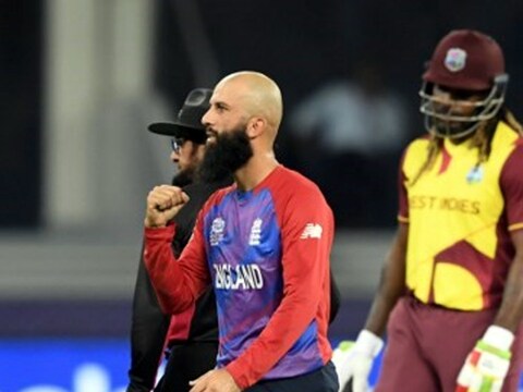 इंग्लैंड ने टी20 वर्ल्ड कप (T20 World Cup 2021) में अच्छी शुरुआत की है. टीम ने पहले मुकाबले में वेस्टइंडीज को मात दी थी. टीम ने बुधवार को अपने दूसरे मैच में बांग्लादेश को (Bangladesh vs England) को 124 रन पर रोक दिया. मैच में ऑफ स्पिनर मोईन अली (Moeen Ali) ने 3 ओवर में 18 रन देकर 2 विकेट लिए. (AFP)