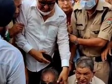 हरीश रावत को नहीं जाने दिया गया लखीमपुर, UP बॉर्डर पर धरने पर बैठे पूर्व सीएम