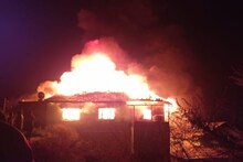 Kullu: खराहल घाटी में अढ़ाई मंजिला लकड़ी का मकान जलकर राख, 2 परिवारों के 14 सदस्य बेघर