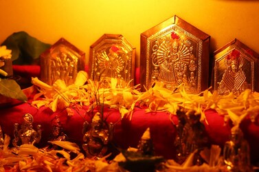  वास्तुशास्त्र के अनुसार, कभी भी पूजा घर में धन संचय न करें. ऐसा करने से आपका मन भगवान से ज्यादा पैसे में लगा रहेगा. इससे ईश्वर आपसे रुष्ट हो सकते हैं. (प्रतीकात्मक फोटो-shutterstock.com)