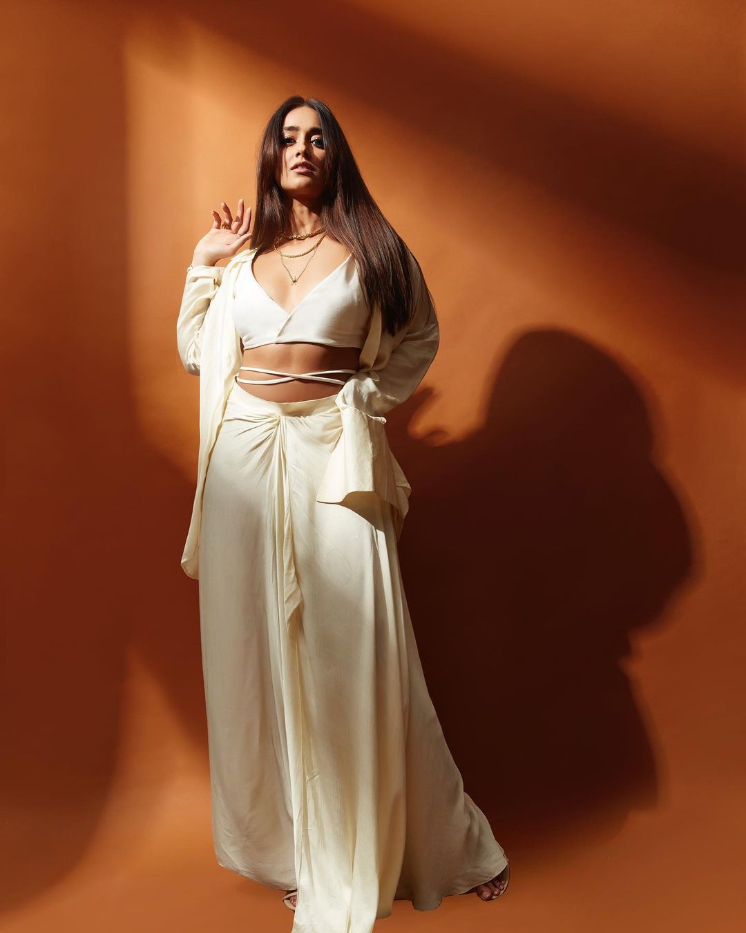   इलियाना डिक्रूज (Ileana D'Cruz) बॉलीवुड इंडस्ट्री की उन अभिनेत्रियों में से एक हैं, जिन्होंने अपनी पहली ही फिल्म से दर्शकों को अपना दीवाना बना दिया. ना सिर्फ अपनी शानदार एक्टिंग बल्की खूबसूरती से भी इलियाना फैंस के दिलों में जगह बनाने में कामयाब रहीं. अब अपनी तस्वीरों को लेकर भी इलियाना (Ileana D'Cruz Photos) फैंस के बीच चर्चा में छाई हैं. हाल ही में उन्होंने अपनी कुछ तस्वीरें शेयर की हैं, जो तेजी से वायरल हो रही हैं. (फोटो साभारः इंस्टाग्रामः @ileana_official)
