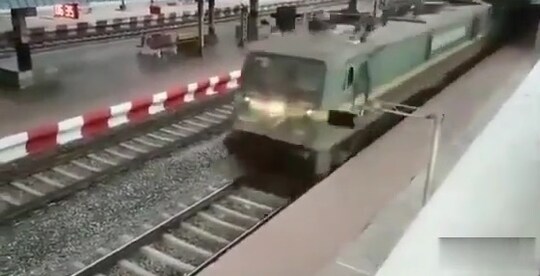 Indian Railways: स्‍टेशन से गुजरती चार इंजनों वाली चार किमी. लंबी मालगाड़ी.