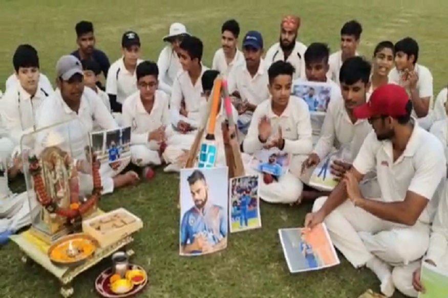  करनाल में क्रिकेट सीखने आए बच्चों ने अपने गुरु के साथ हनुमान चालीसा का पाठ किया. बच्चों को टीम इंडिया से बहुत उम्मीदें हैं. बच्चों ने भगवान से प्रार्थना की भारत हर हाल में इस मैच में जीत हासिल करे और पाकिस्तान को हराए.