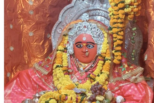 मप्र के देवास जिले में मां चामुंडा और मां तुलजा भवानी की मंदिर है. नवरात्रि में इस स्थल का महत्व बहुत बढ़ जाता है. 