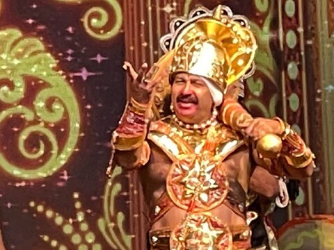 अयोध्या में आज रामलीला का 7वां दिन है. इसमें बिंदु दारा सिंह हनुमान का किरदार निभा रहे हैं.