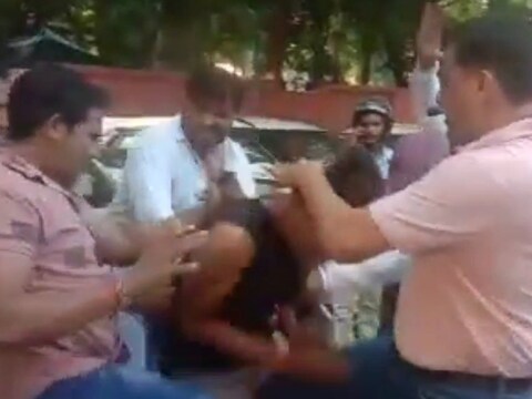 UP: मथुरा के सीएमओ कार्यालय में डॉक्टरों के बीच मारपीट का वीडियो वायरल हो रहा है.  (Pic: Video Grab)