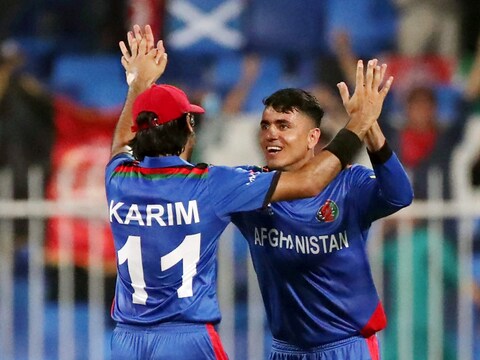 यूएई मंे अब तक कोई भी टीम एक पारी में 200 रन का आंकड़ा नहीं छू सकी है. इससे साफ है कि यहां रन बनाना आसान नहीं है. एक पारी में सबसे अच्छी गेंदबाजी करने का कारनामा अफगानिस्तान के ऑफ स्पिनर मुजीब उर रहमान ने किया है. उन्होंने स्कॉटलैंड के खिलाफ 20 रन देकर 5 विकेट लिए थे. (AP)