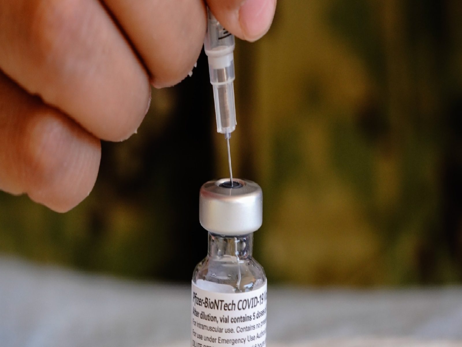 फाइजर के टीके को पहले ही 12 से अधिक आयु के लोगों के लिए अधिकृत किया जा चुका है.  (AP)
