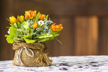  वास्‍तुशास्‍त्र के अनुसार घर के अंदर प्लास्टिक के फूल या इसी तरह के पेड़-पौधे नहीं रखने चाहिए. इससे दरिद्रता आती है. साथ ही घर में नकारात्‍मक ऊर्जा का संचार होता है. (प्रतीकात्मक फोटो-shutterstock.com)
