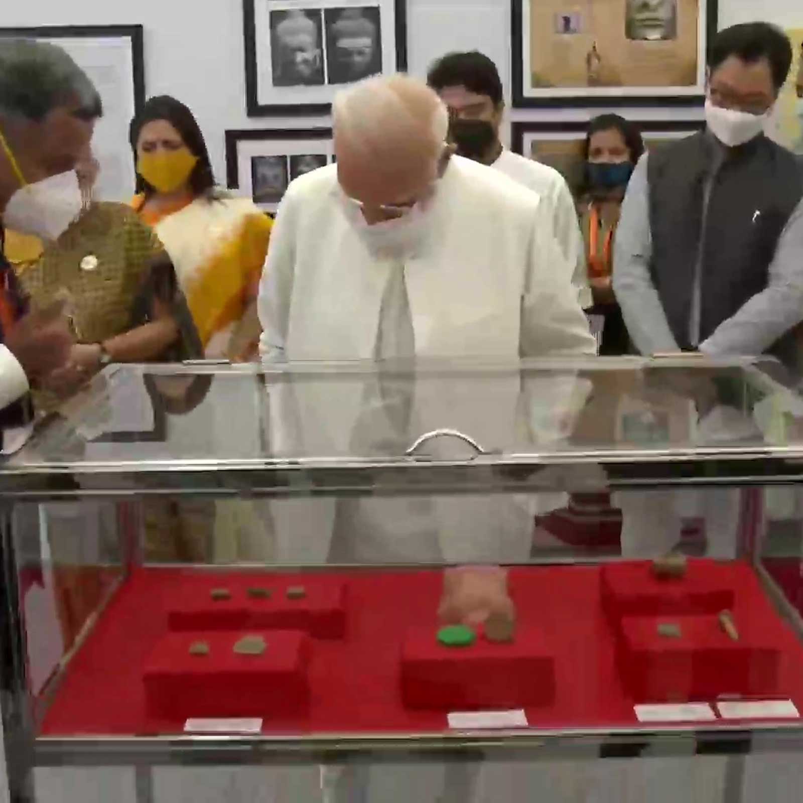  इससे पहले मंदिर में प्रधानमंत्री नरेंद्र मोदी ने भगवान बुद्ध से जुडी प्रदर्शनी को भी देखा.
