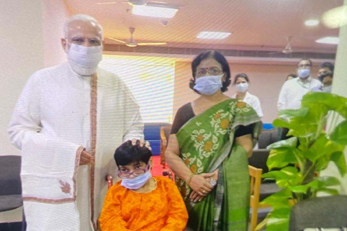  मोदी देश के यह उपलब्धि हासिल करने के मौके पर राम मनोहर लोहिया अस्पताल भी पहुंचे. उन्होंने वहां अस्पताल के अधिकारियों के साथ बातचीत की. इस दौरान, स्वास्थ्य मंत्री मनसुख मंडाविया भी उनके साथ मौजूद थे. प्रधानमंत्री, टीकाकरण अभियान को आगे बढ़ाने के लिए लगातार स्वास्थ्य कर्मियों की तारीफ करते रहे हैं. (तस्वीर में - टीका लगवाने आए लाभार्थी से संवाद के बाद पीएम मोदी)