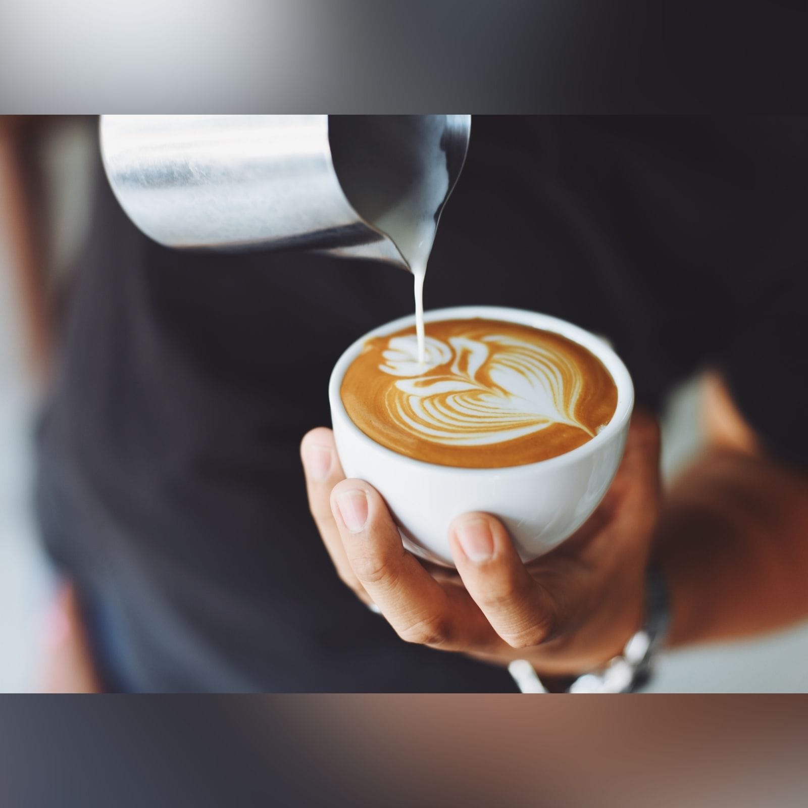  कॉफी के साथ दिन की शुरुआत अच्छी मानी जाती है. इसमें उच्च मात्रा में कैफीन पाया जाता है जो मूड को तरोताजा करता है और मानसिक प्रदर्शन को बेहतर बनाता है. सुबह में कॉफी पीने से दिन भर ताजगी बनी रहती है. हालांकि कैफीन की थोड़ी मात्रा ही फायदेमंद है. अध्ययन में पाया गया है कि कैफीन की 38 से 400 मिलीग्राम की मात्रा ही फायदेमंद होती है. कैफीन में एंटीऑक्सीडेंट्स भी पाए जाते हैं, जो कोशिकाओं के अंदर सूजन को नहीं होने देते. (news18)