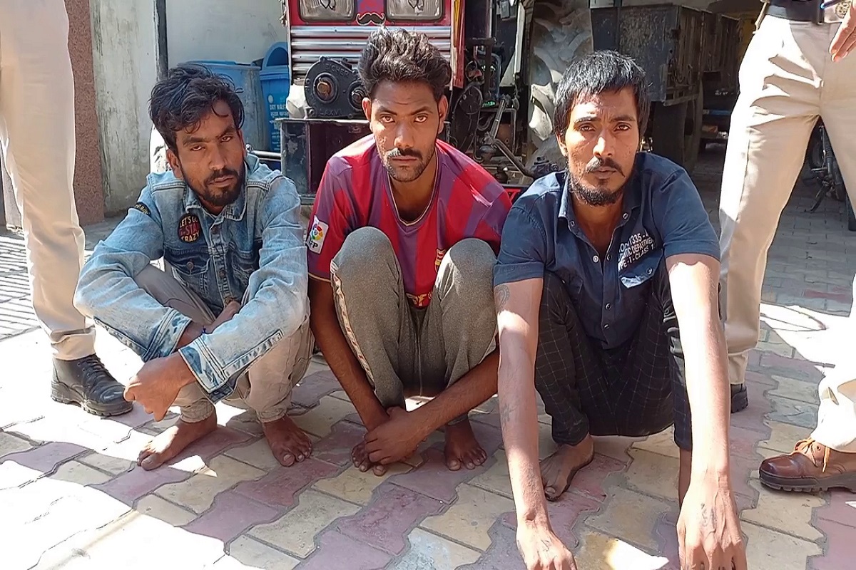   आरपीएफ पुलिस जब गश्त पर पहुंची तो तीनों चोरों को मौके से पकड़ लिया गया.