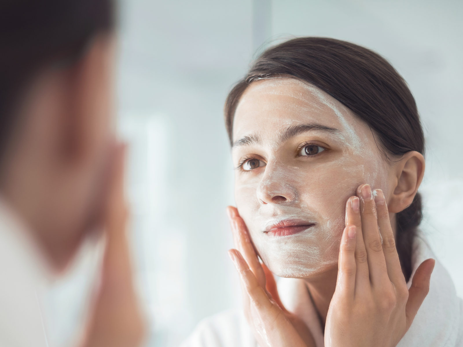 चेहरे पर साबुन का इस्तेमाल त्वचा को खुश्क बनाता है.  Image: shutterstock