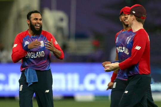 इंग्लैंड के लेग स्पिनर आदिल राशिद ने 14 गेंदों पर मात्र 2 रन दिए और 4 विकेट झटके. (AP)